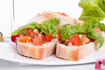 Frische bruschetta mit tomaten und Knoblauch auf einem Teller