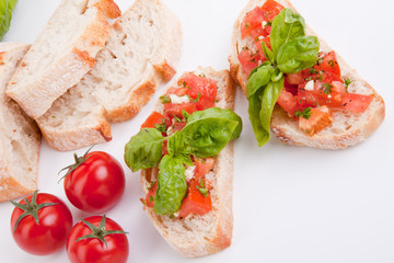 Frische bruschetta mit tomaten und Knoblauch auf einem Teller