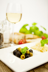 gemischte vorspeisenplatte mit parma parmesan tomaten oliven auf