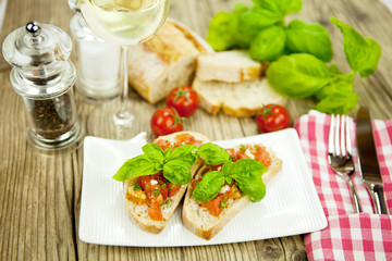 frische italienische Bruschetta mit Tomaten und Knoblauch auf ei