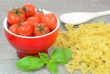 Pomodorini,basilico e farfalle