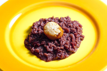 fried Saint Jacques mollusc on risotto steamed with red wine