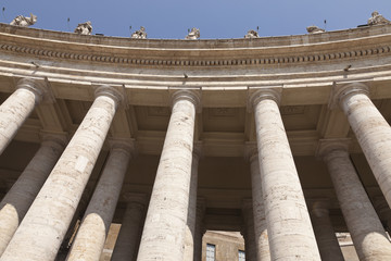 Columnata y santos en la Plaza de San Pedro, El Vaticano
