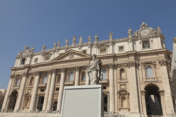 Fototapeta na wymiar Estatua de San Pablo en la Plaza de San Pedro del Vaticano
