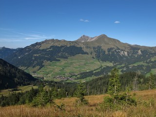 Fototapeta na wymiar Idylliczne wioski w Oberland Berneński nazwisku Lauenen