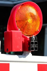 Signalleuche auf Baustellenabsperrung