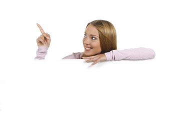 Frau schaut über leeres Plakat