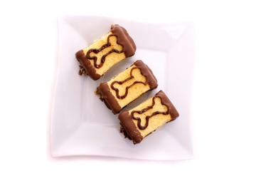 drei Hundekuchen mit Knochen
