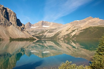 Naklejka premium Amazing panorama view on Bow Lake in Canada