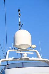 Antennes et radars sur un yacht