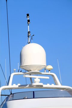 Antennes et radars sur un yacht