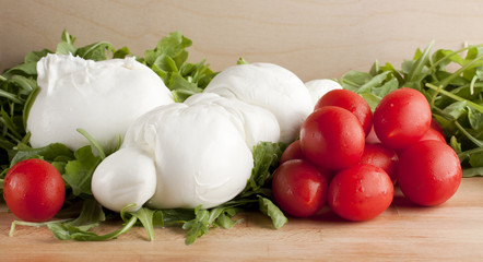 Mozzarella di bufala pomodorini er ucola