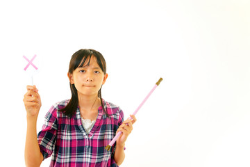 不正解マークを持った女の子