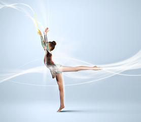 Obraz na płótnie Canvas Młoda kobieta w garnitur gimnastyczka stwarzających