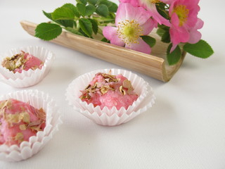 Seifenpralinen mit Wildrosenblüten