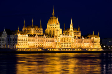 Fototapeta premium Budapest Parliament at Night
