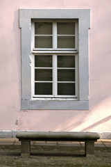 Steinbank unter einem Fenster des Schlosses Bad Pyrmont