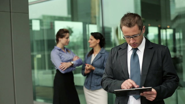 Young businessman working with tablet in the businesspark, stead