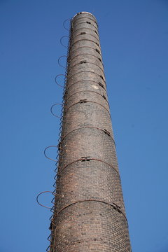 alter Schornstein im Gr&uuml;nen