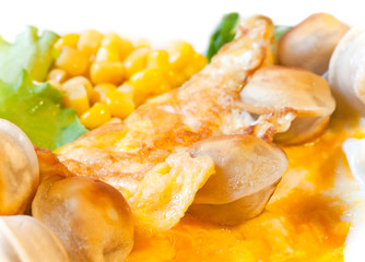 Omelet with vegetables and roasted pelmeni