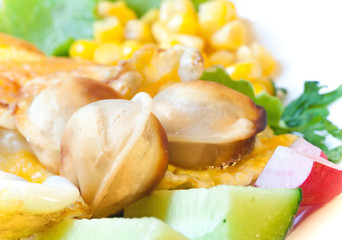 Omelet with vegetables and roasted pelmeni