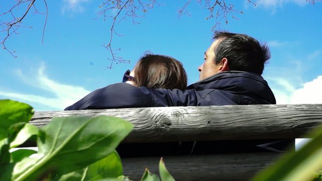 couple d&eacute;tendu sur un banc