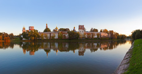Fototapeta na wymiar Panorama Novodevichiy klasztoru w Moskwa Rosja