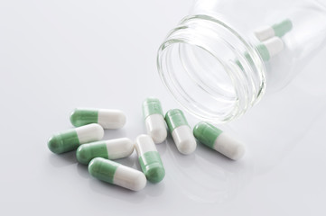 ガラスの容器に入ったカプセル