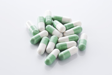 白背景に複数のカプセル