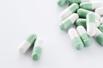 白背景に薬のカプセル