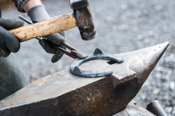 hufschmied bei der arbeit