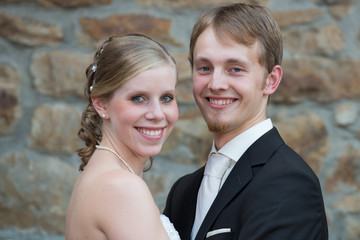 junges brautpaar umarmt sich