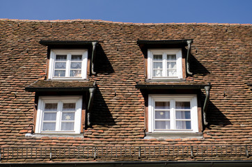 Altes Dach mit vier Fenster