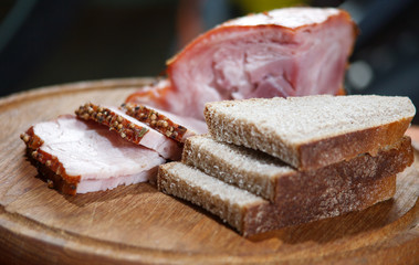 sliced ??bread and meat on the board