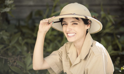 junge Frau auf Safari