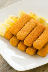 Bastoncini di merluzzo impanati e fritti