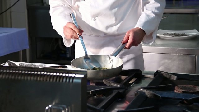 Preparazione piatto in cucina