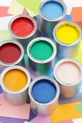 Farbdosen auf Farbkarten