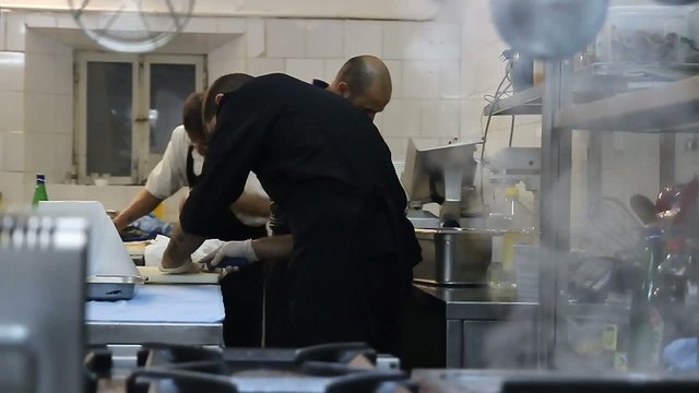 Ristorante con personale a lavoro