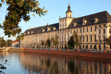 Architektura, piękny zabytkowy budynek z odbiciem w wodzie, Uniwersytet Wrocławski