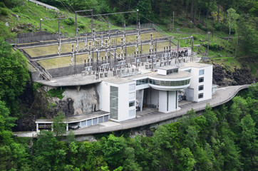 Fototapeta na wymiar Elektrownia w Verzasca dolinie, Szwajcaria