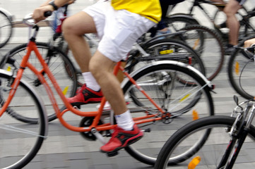 Fototapeta na wymiar Motion blur streszczenie a rowerzystów na ulicy