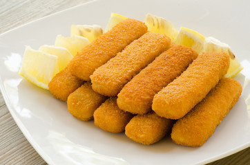 Bastoncini di merluzzo impanati e fritti