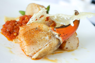 Steam crab with tomato sauce