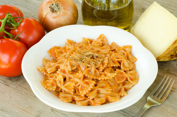 Farfalle al sugo e origano, dieta mediterranea