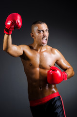 Fototapeta na wymiar Muscular bokser w strzelaniu studio