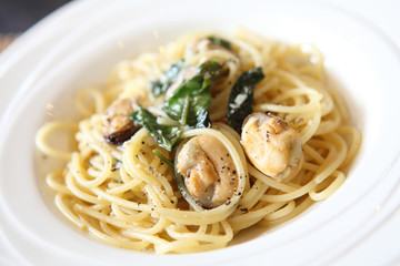 Spaghetti with mussel and olive oil
