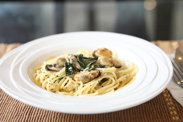 Spaghetti with mussel and olive oil