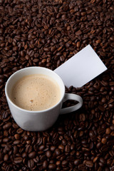 Frischer Kaffee in Bohnenhaufen mit Notiz