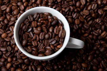 Kaffeetasse in Bohnenhaufen